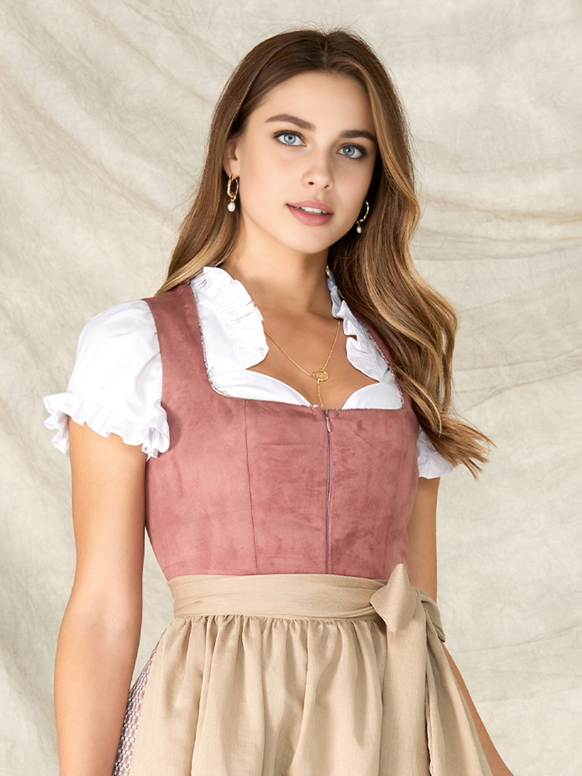 Ein modernes rosa Dirndl mit feinen Details