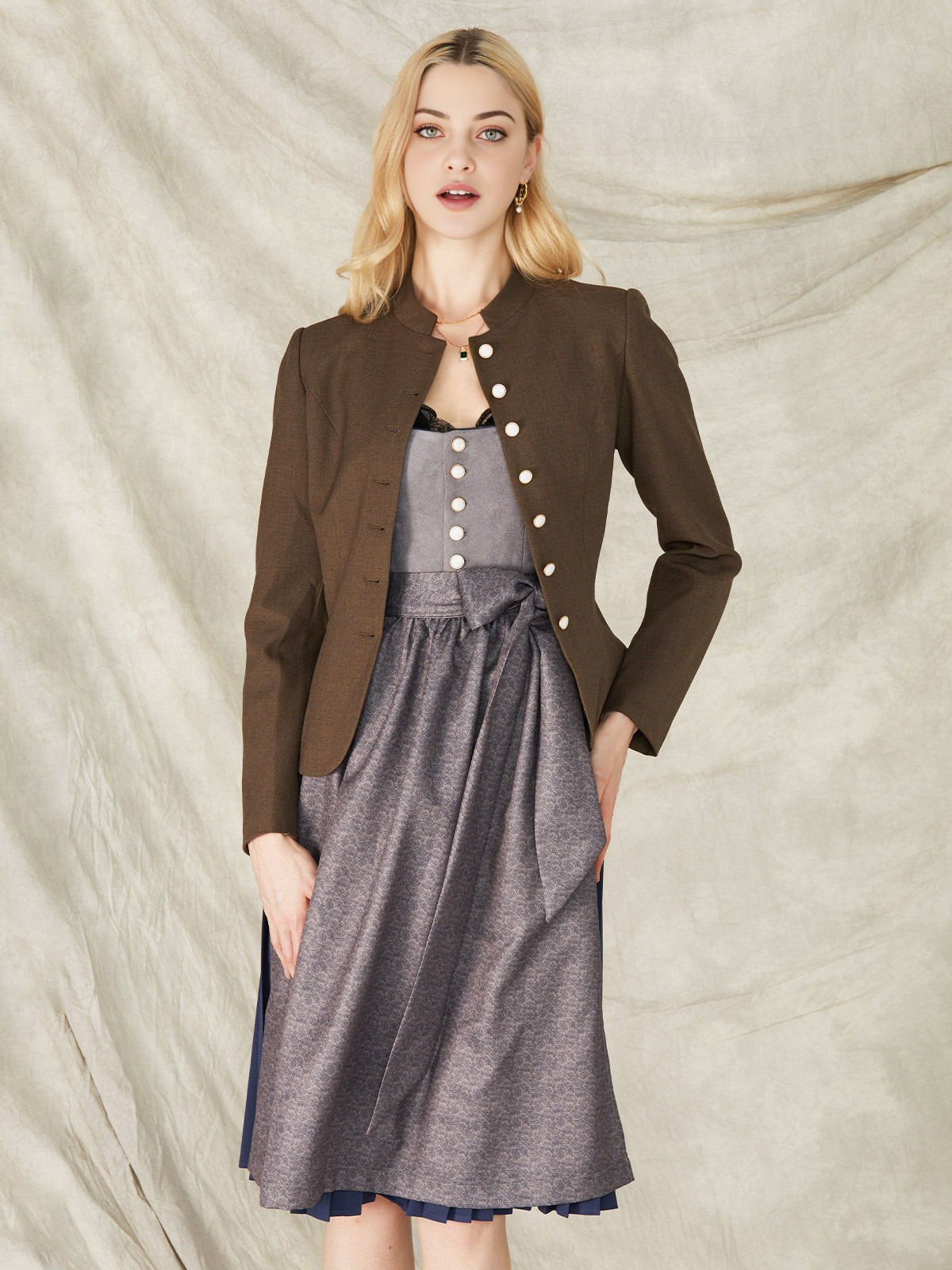 Dirndl mit schwarzer Schürze