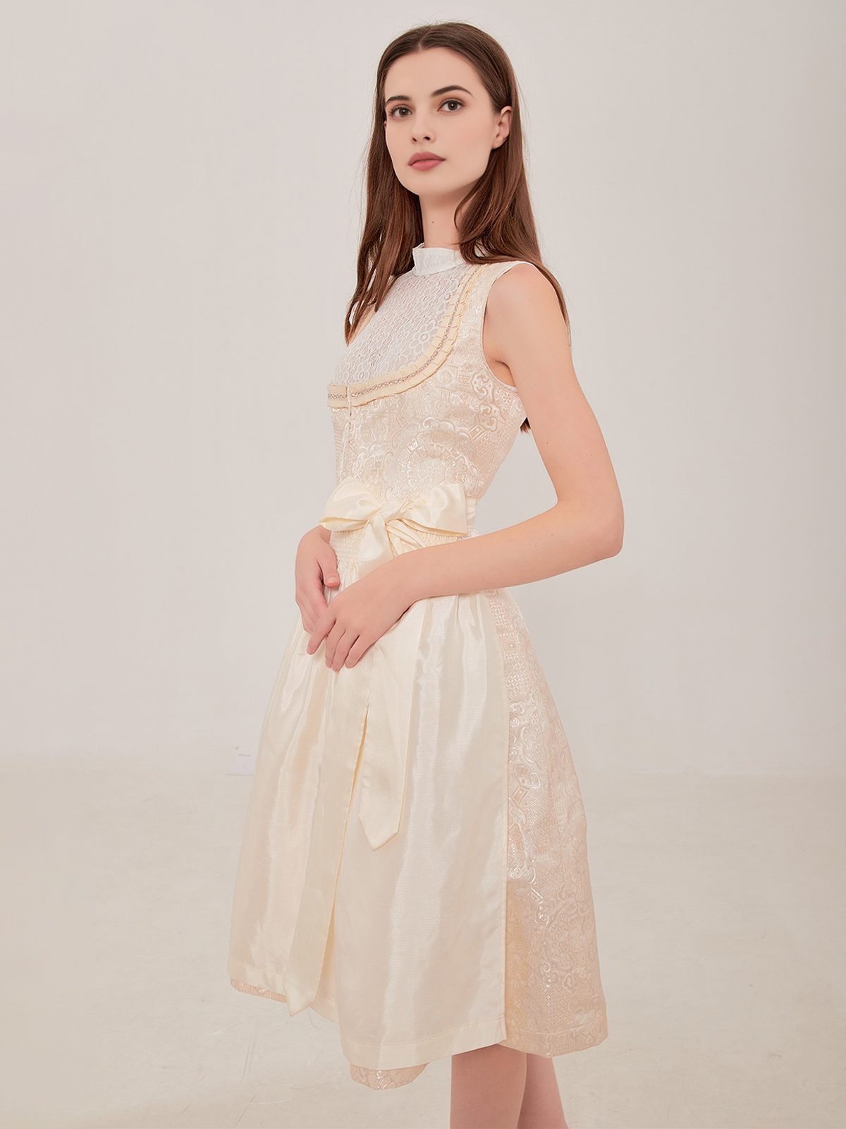 Dirndl Salbeigrün Samt – Eleganz und Tradition vereint