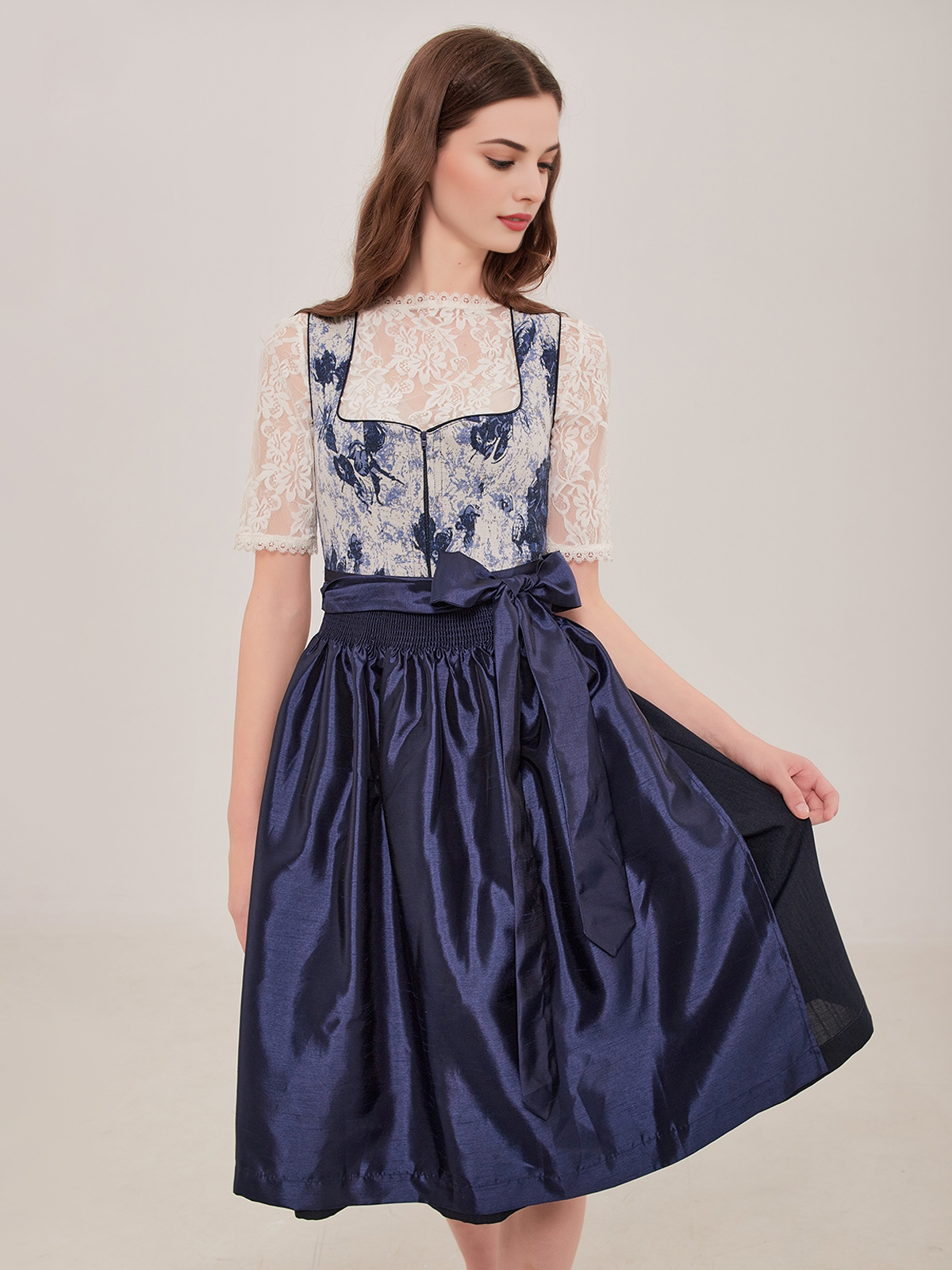 Ein elegantes blau braunes Dirndl mit traditionellen Details