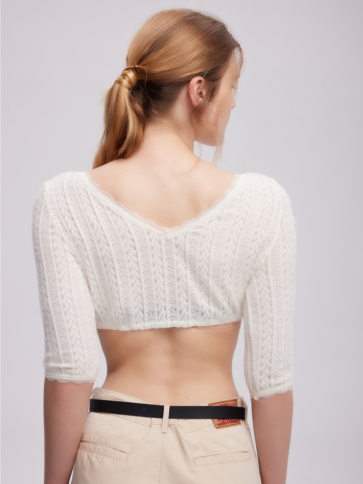 Schwarze Spitzen Dirndlbluse in eleganter Kombination