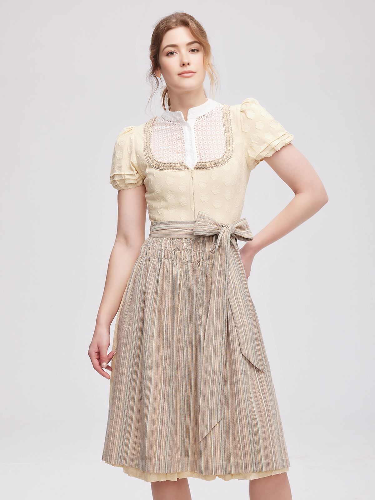 Modernes Ja Mei Dirndl in Gelb mit überraschenden Details