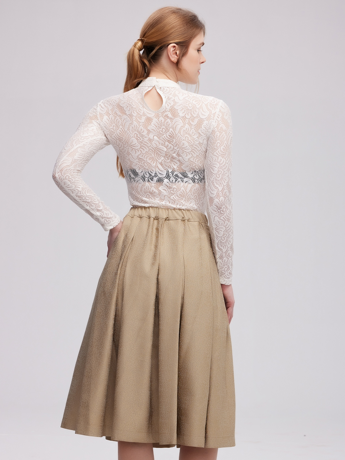 Dirndl in Grün mit floralen Details
