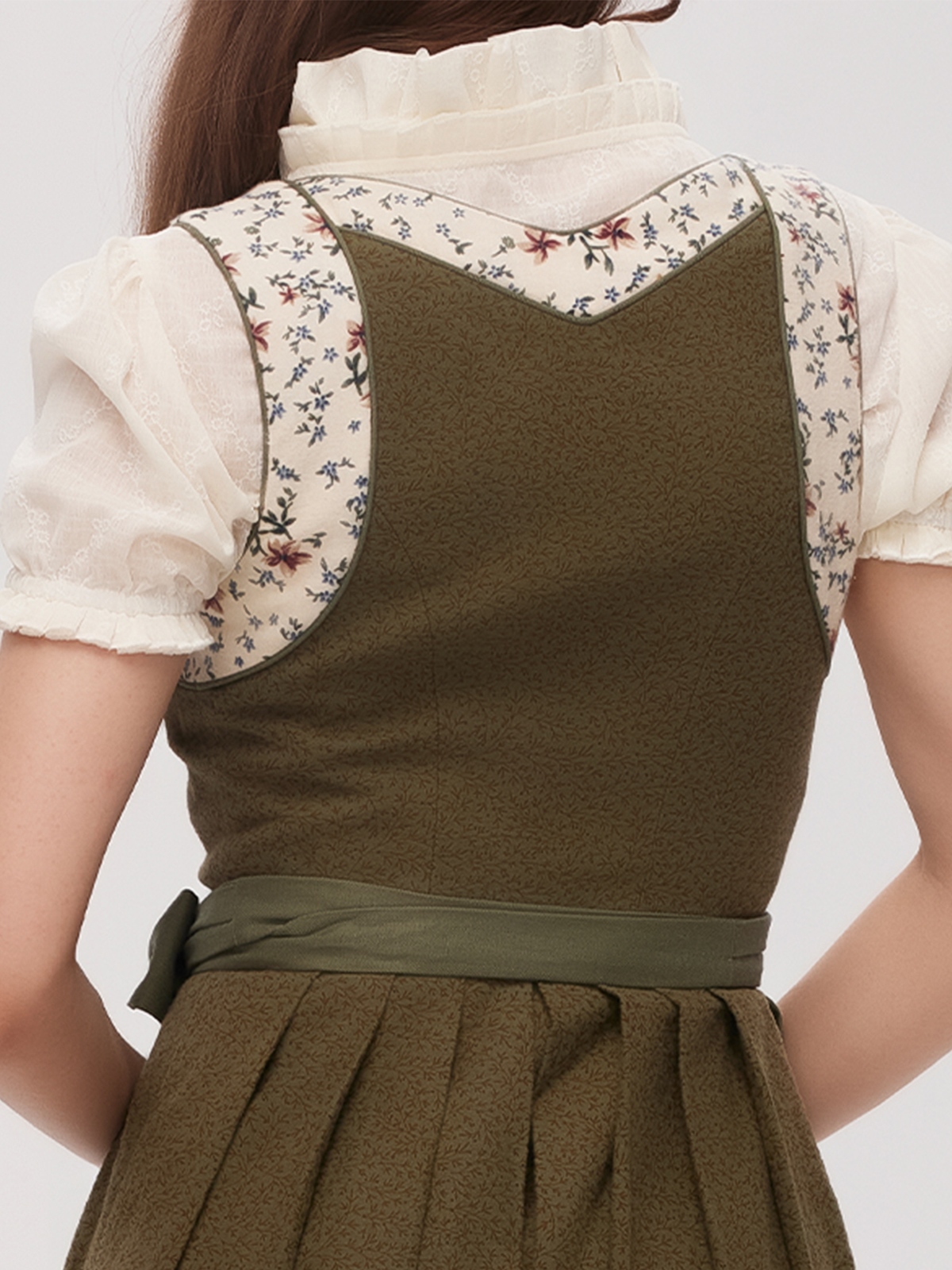 Ein grünes Dirndl mit schwarzen Details, perfekt für festliche Anlässe