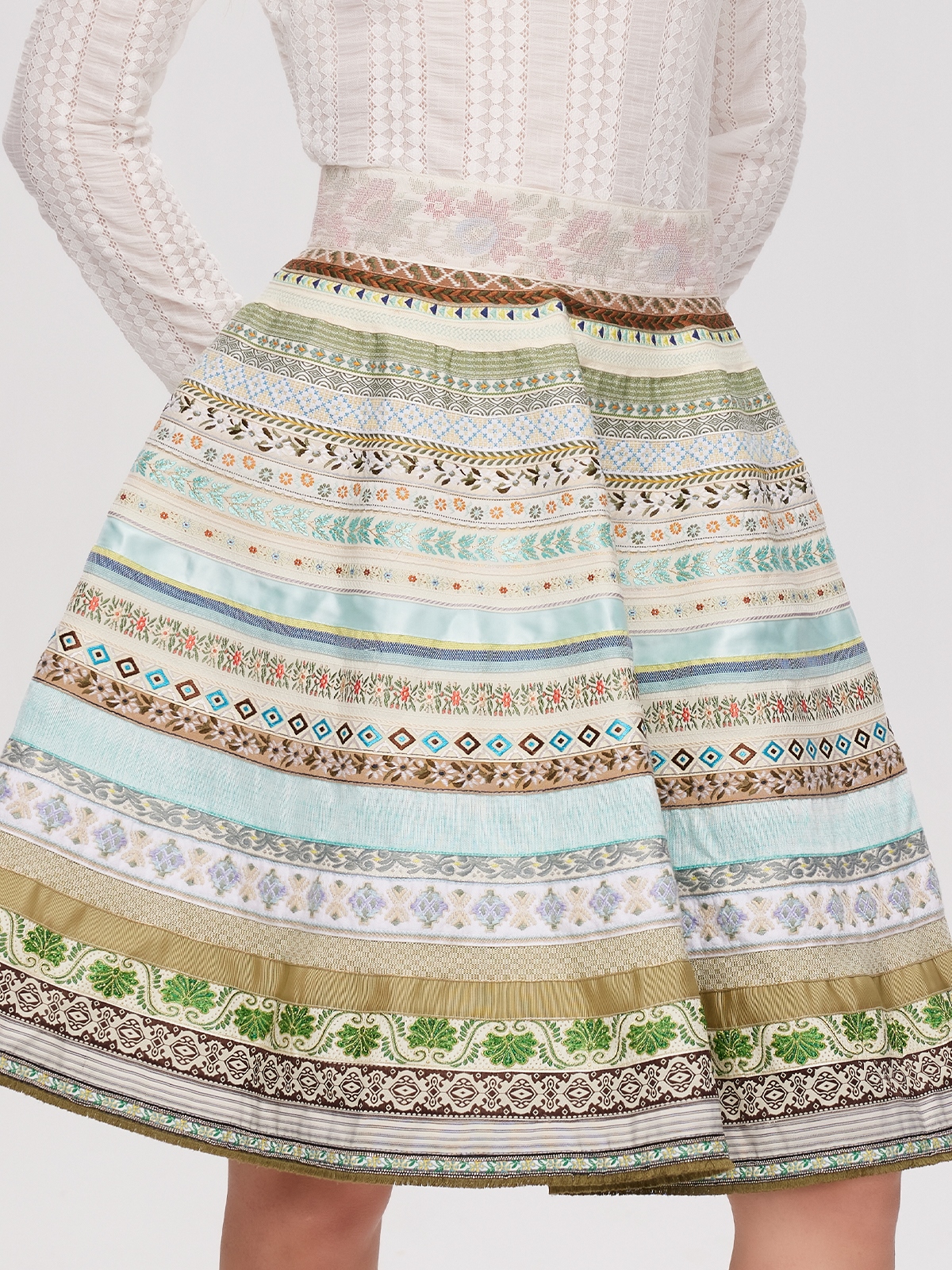 Grau Dirndl mit modernen Accessoires