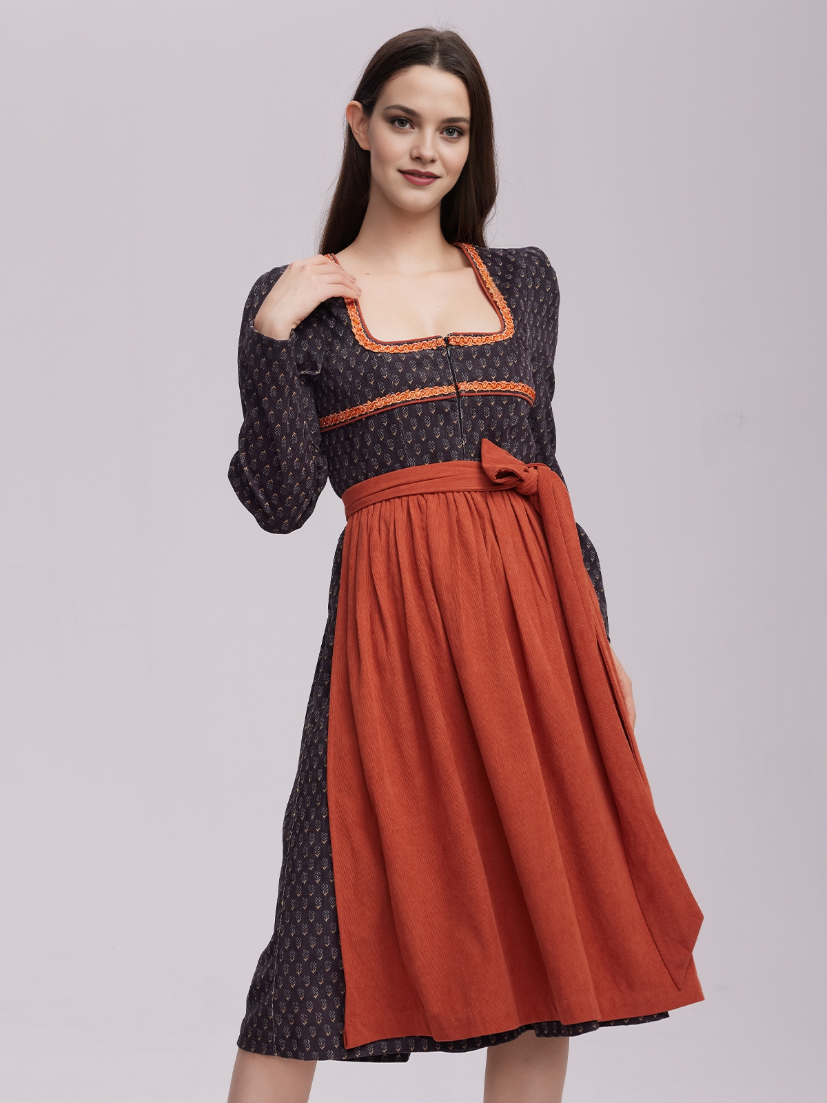 Elegantes schwarzes Midi-Dirndl