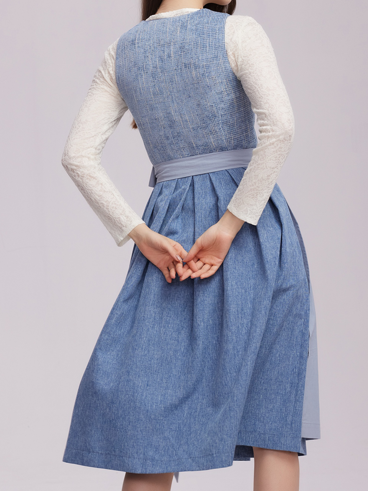 Dirndlbluse mit eckigem Ausschnitt