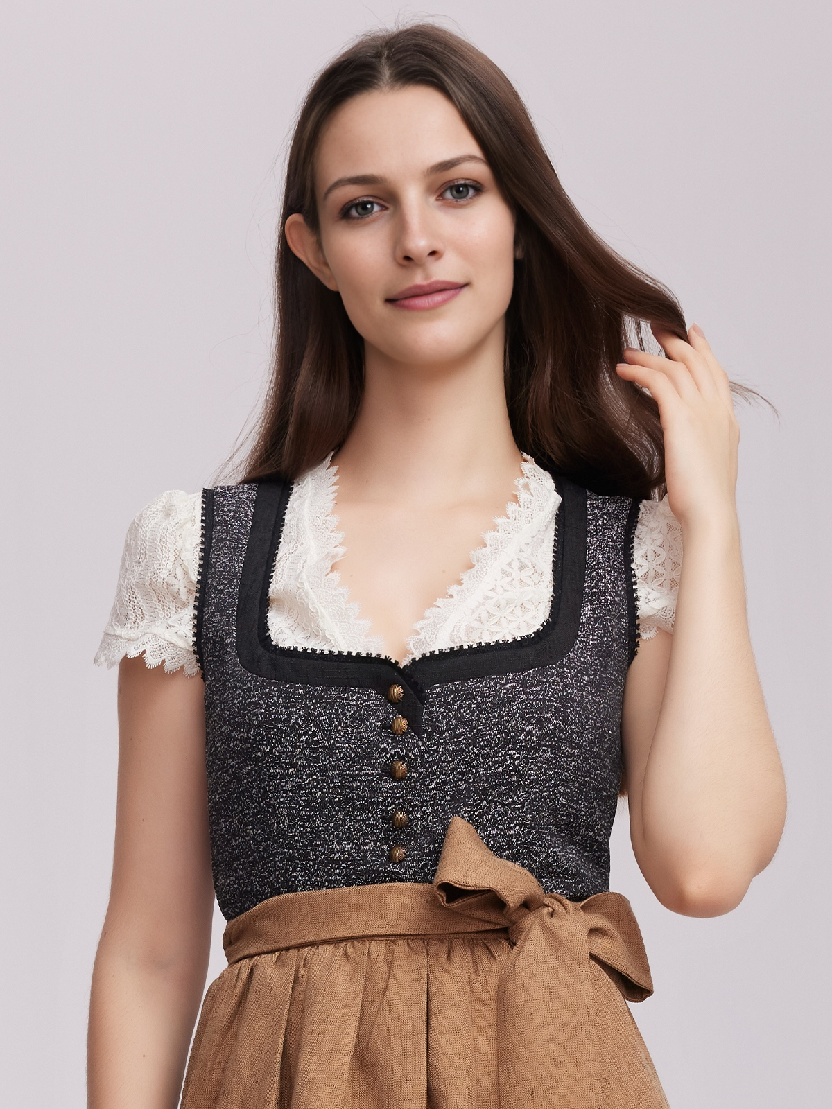 Schwarzer Dirndl mit floralen Details