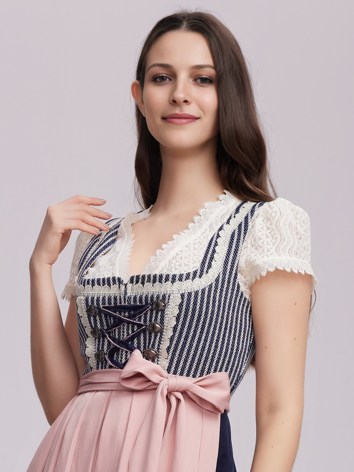 Modernes blaues Dirndl mit jugendlichem Schnitt