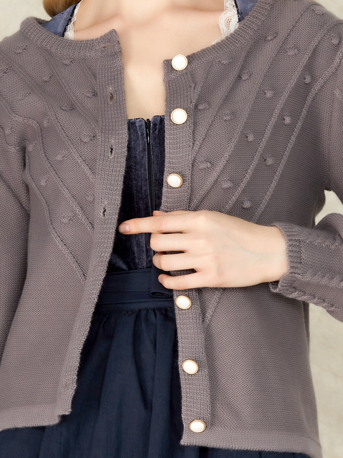 Ein elegantes rotes Dirndl mit grauem Strickmuster