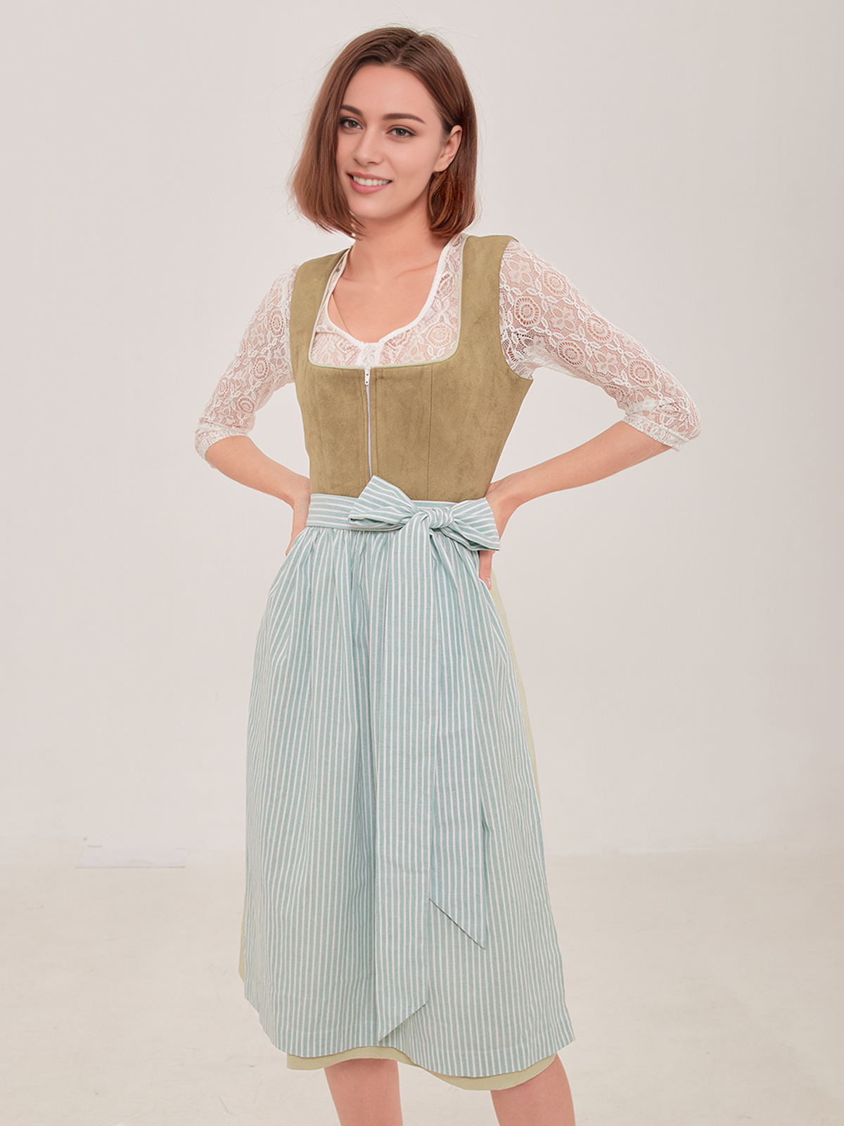 Ein elegantes schwarzes Dirndl mit grüner Schürze