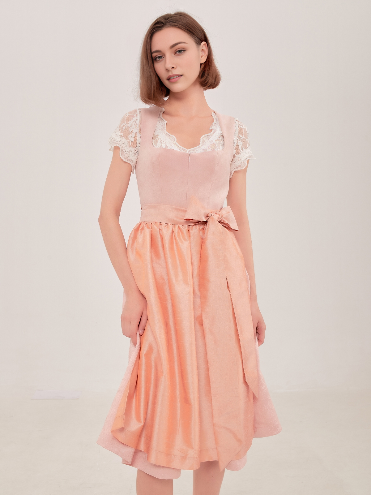 Modernes Dirndl in Rosa – perfekt für den Alltag