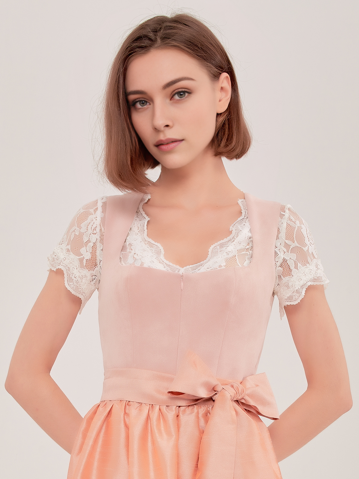 Moderner Dirndl-Stil in Rosa mit floralen Applikationen
