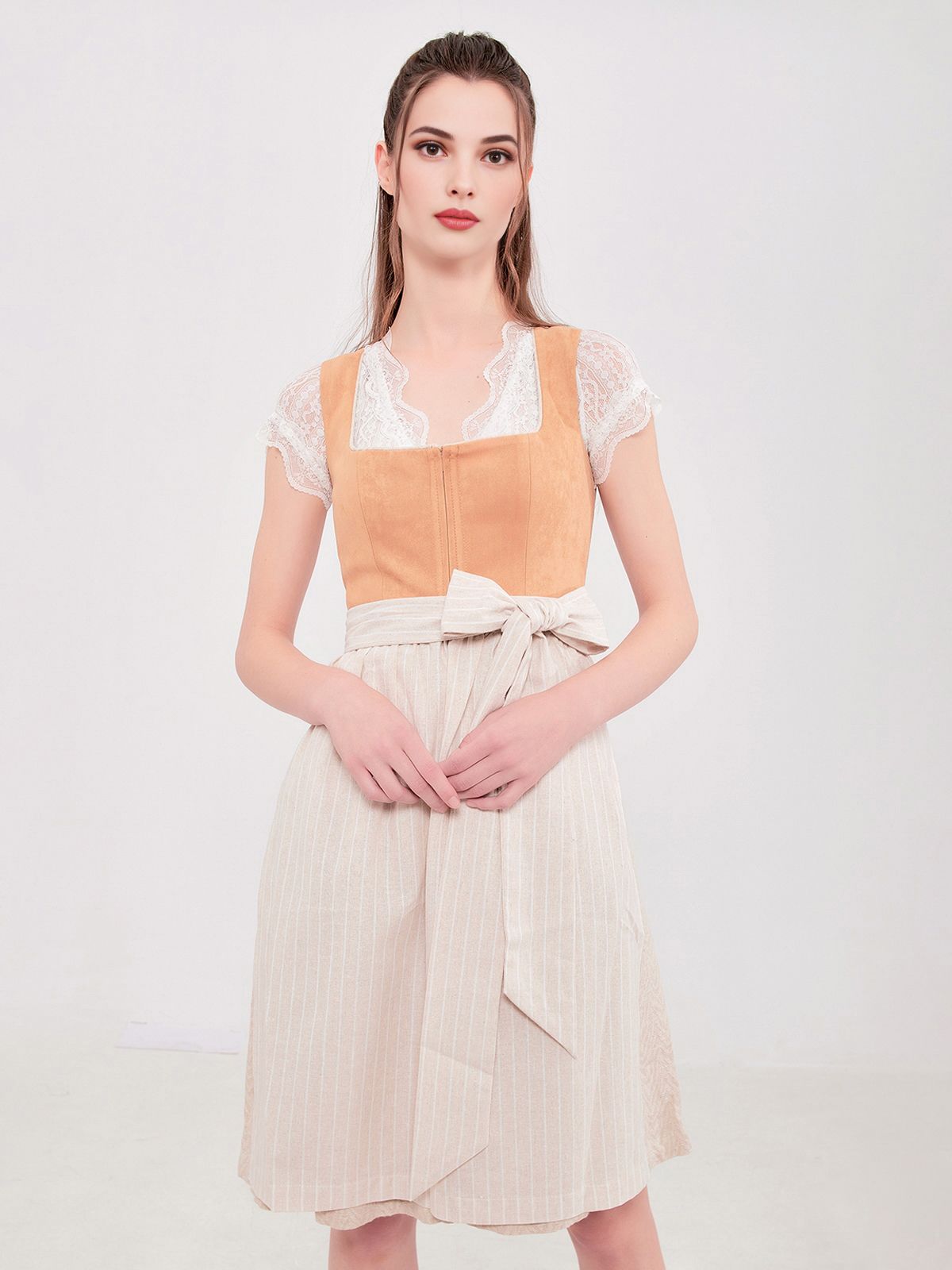 Modernes Dirndl in Braun