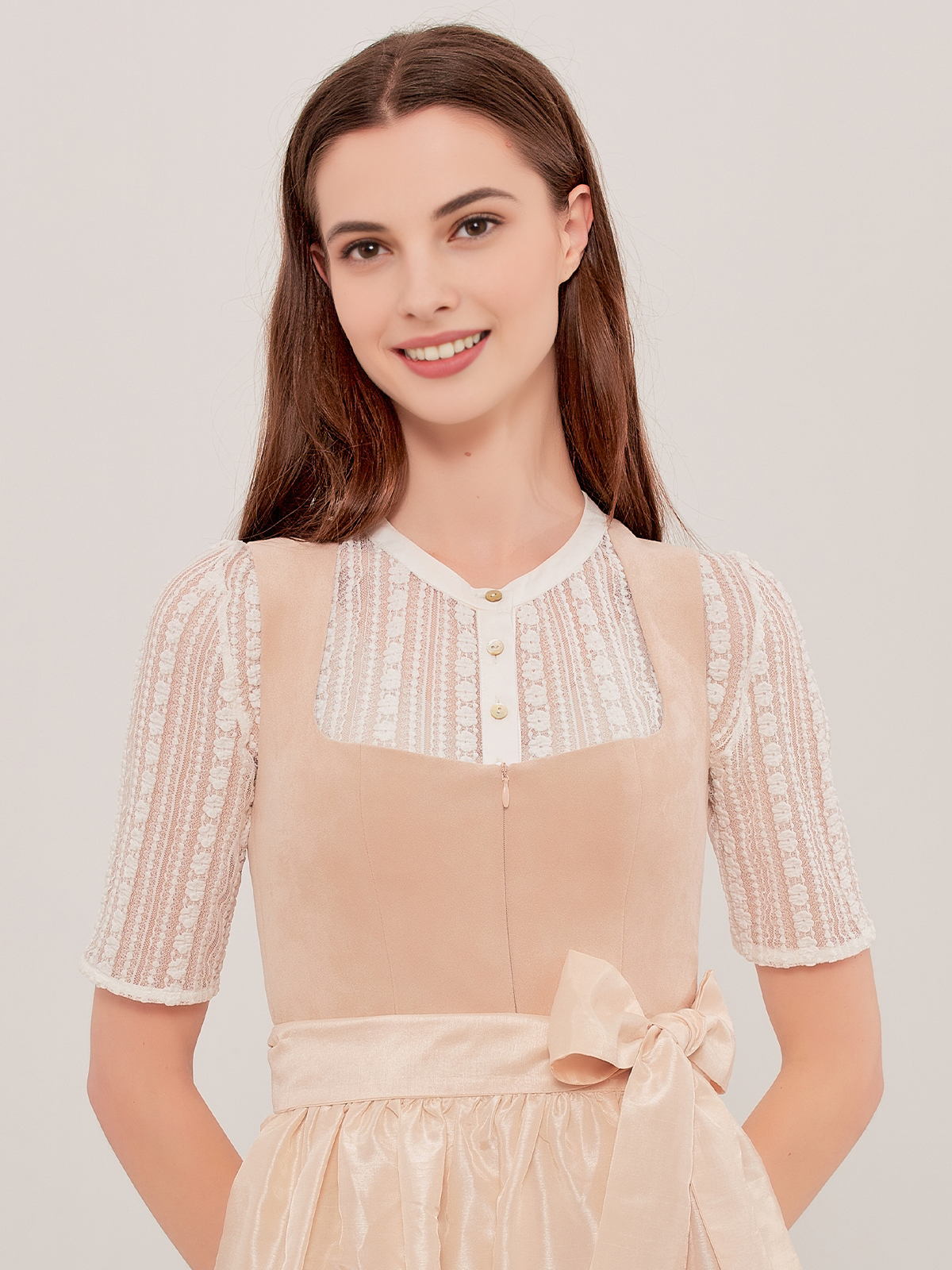Modernes Dirndl in Beige – elegant und alltagstauglich
