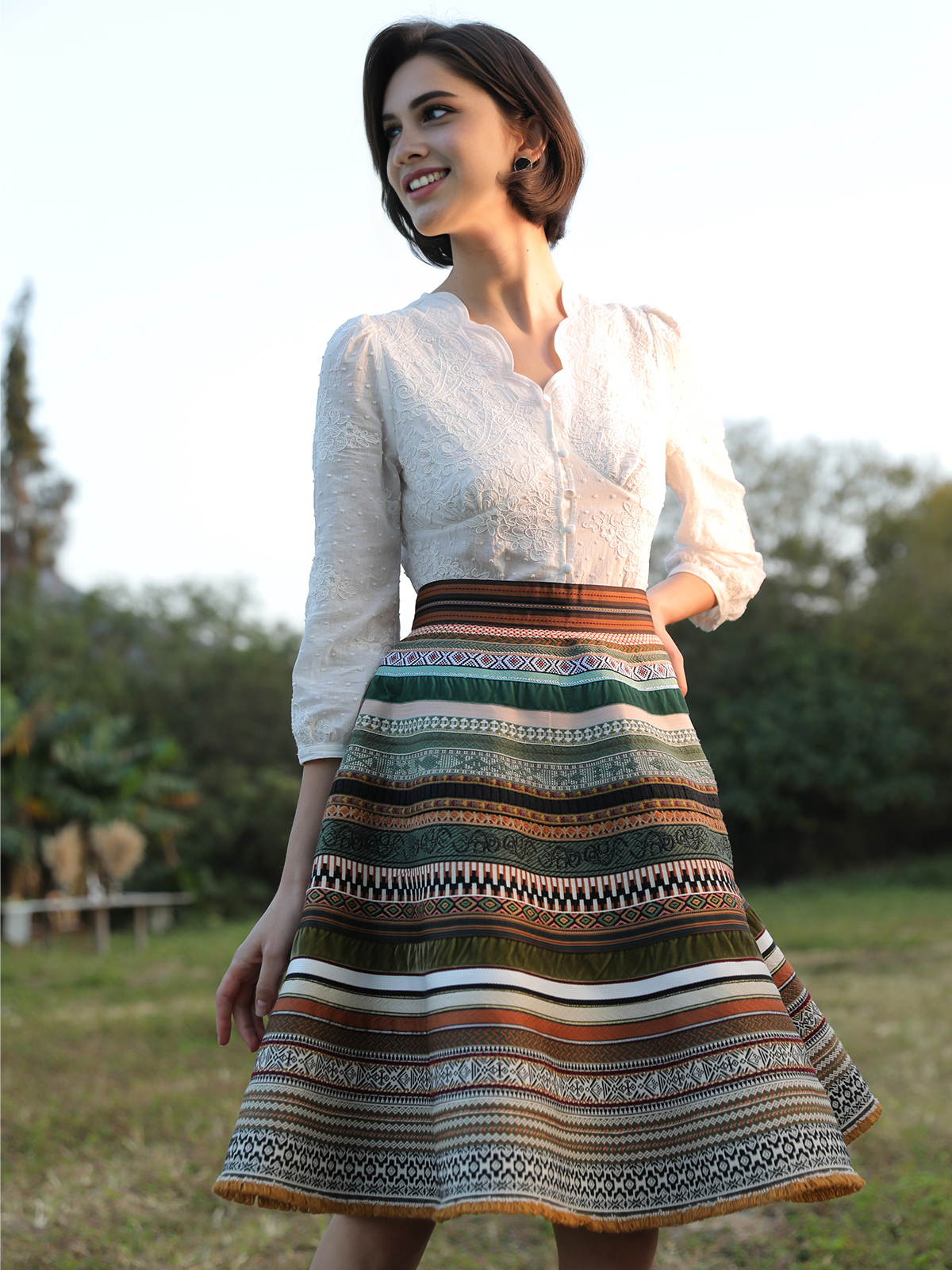 Dunkelrotes Dirndl mit traditioneller Stickerei
