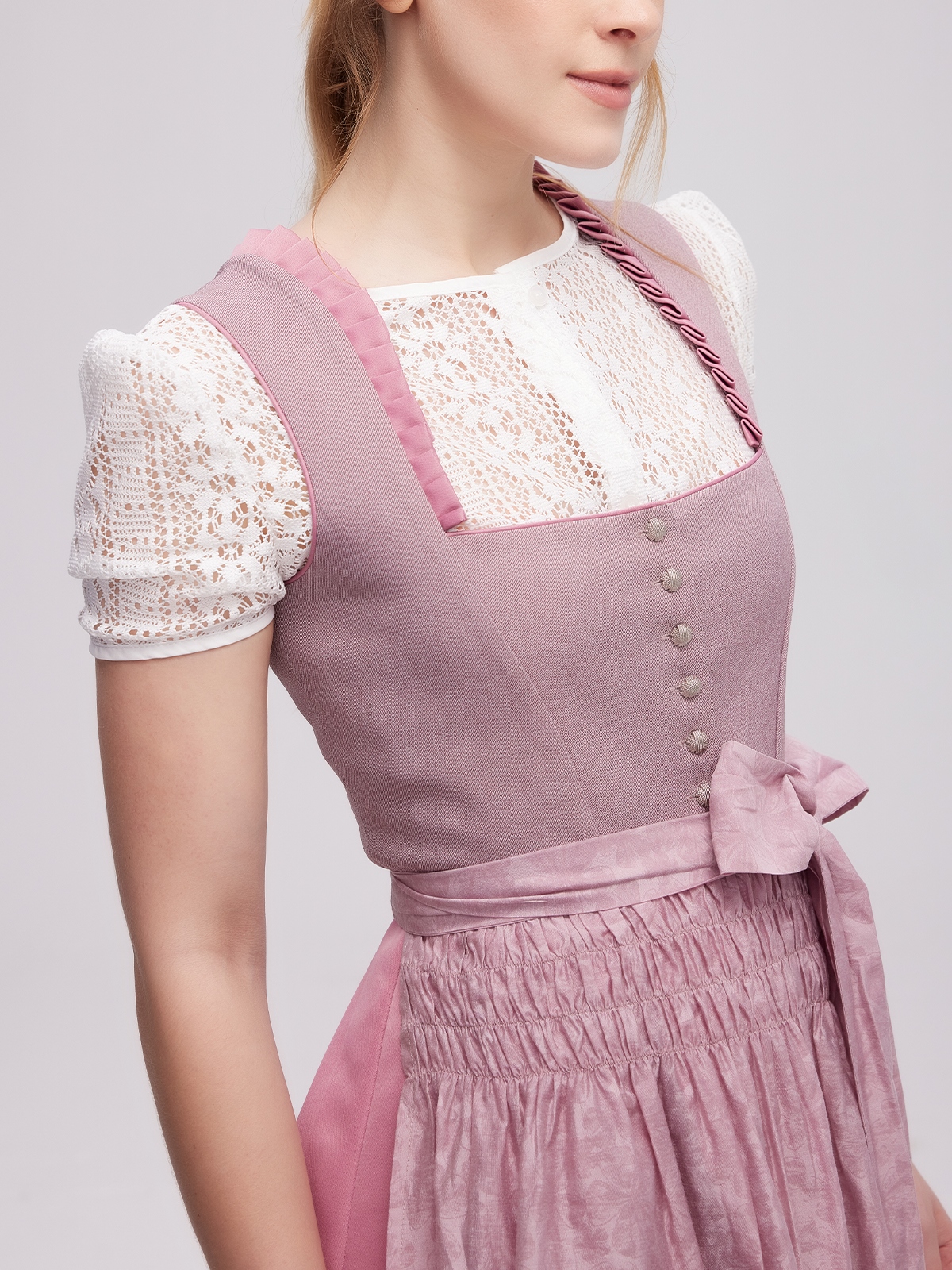 Samt Dirndl in Lila – Eleganz pur