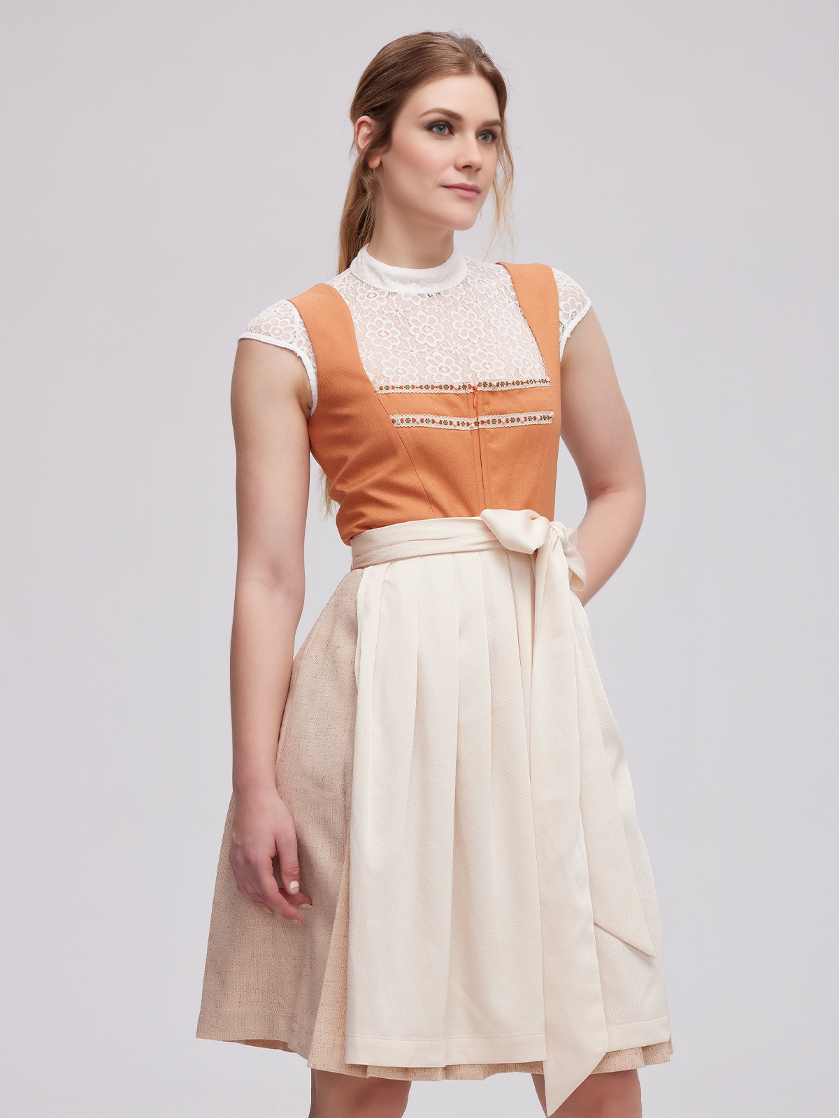 Modernes Flieder-Dirndl mit floralen Details