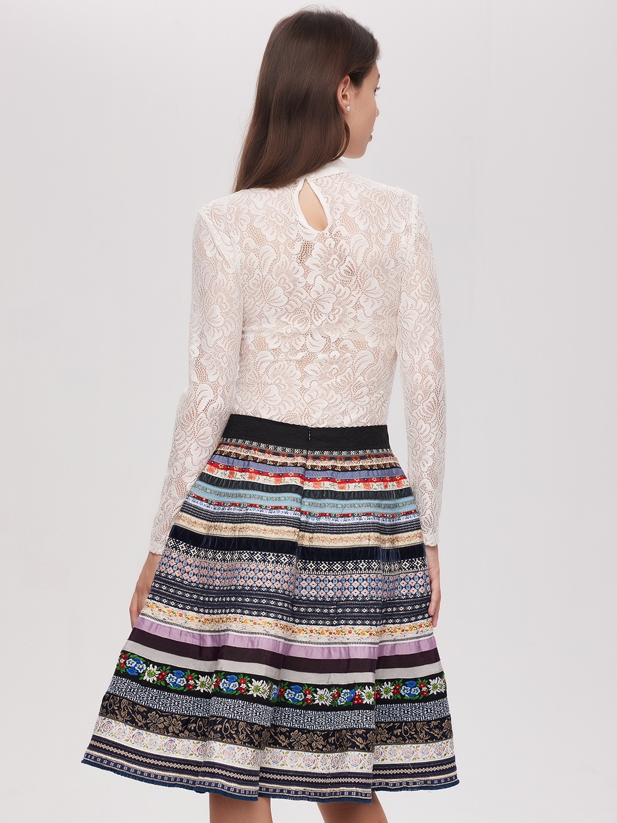 Dirndl in Grau mit modernen Accessoires
