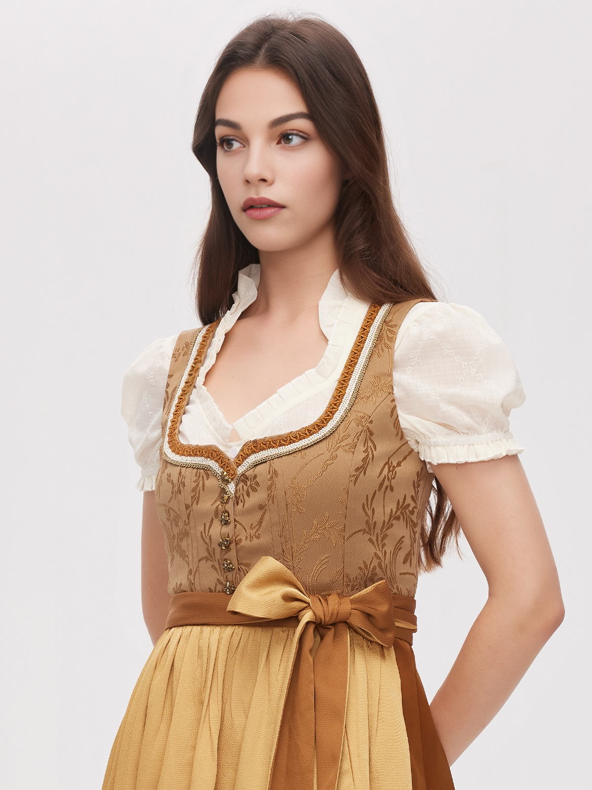 Dirndl in Nachtblau mit floralen Details