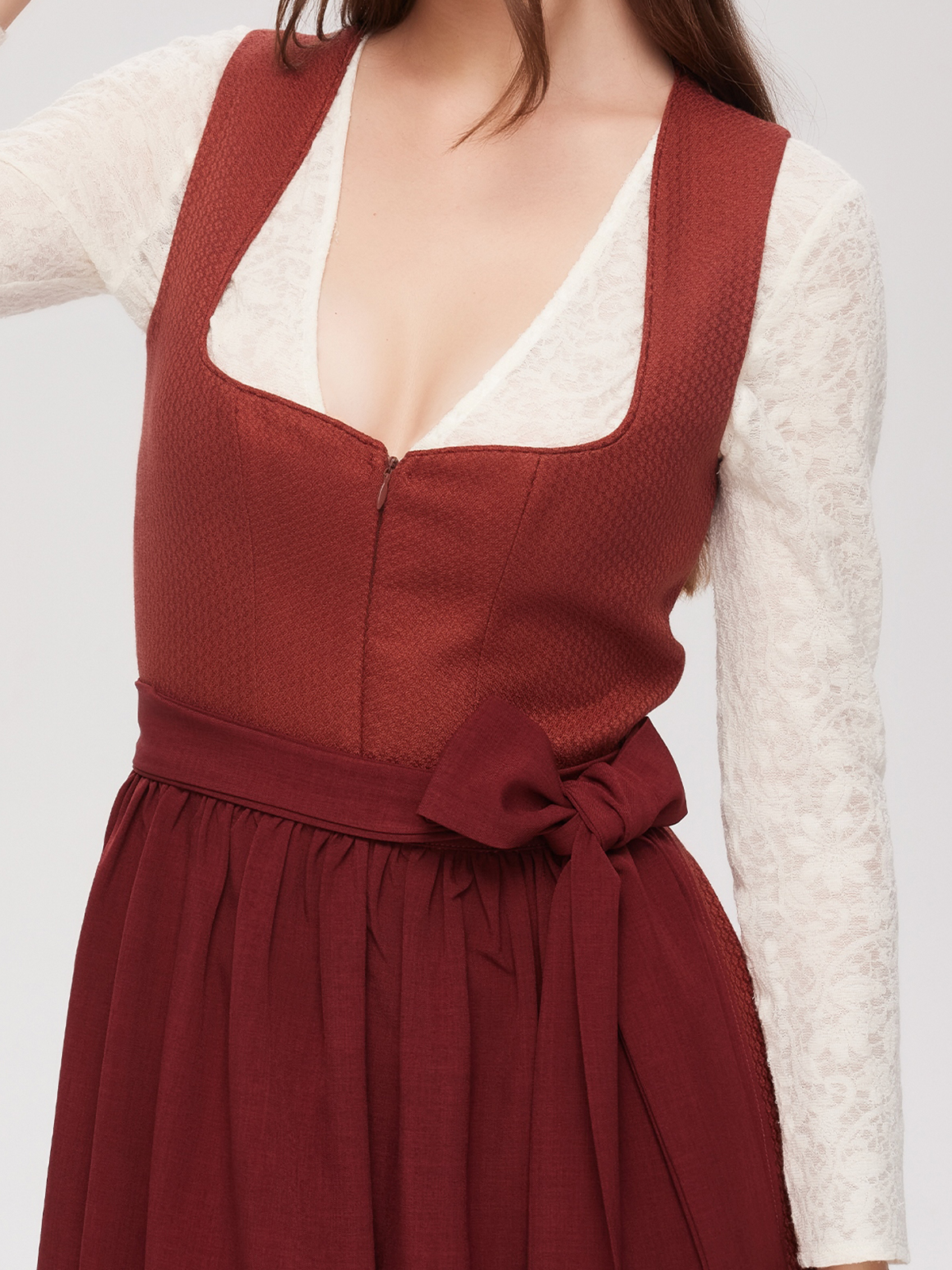 Dirndl mit Ausschnitt in Rot