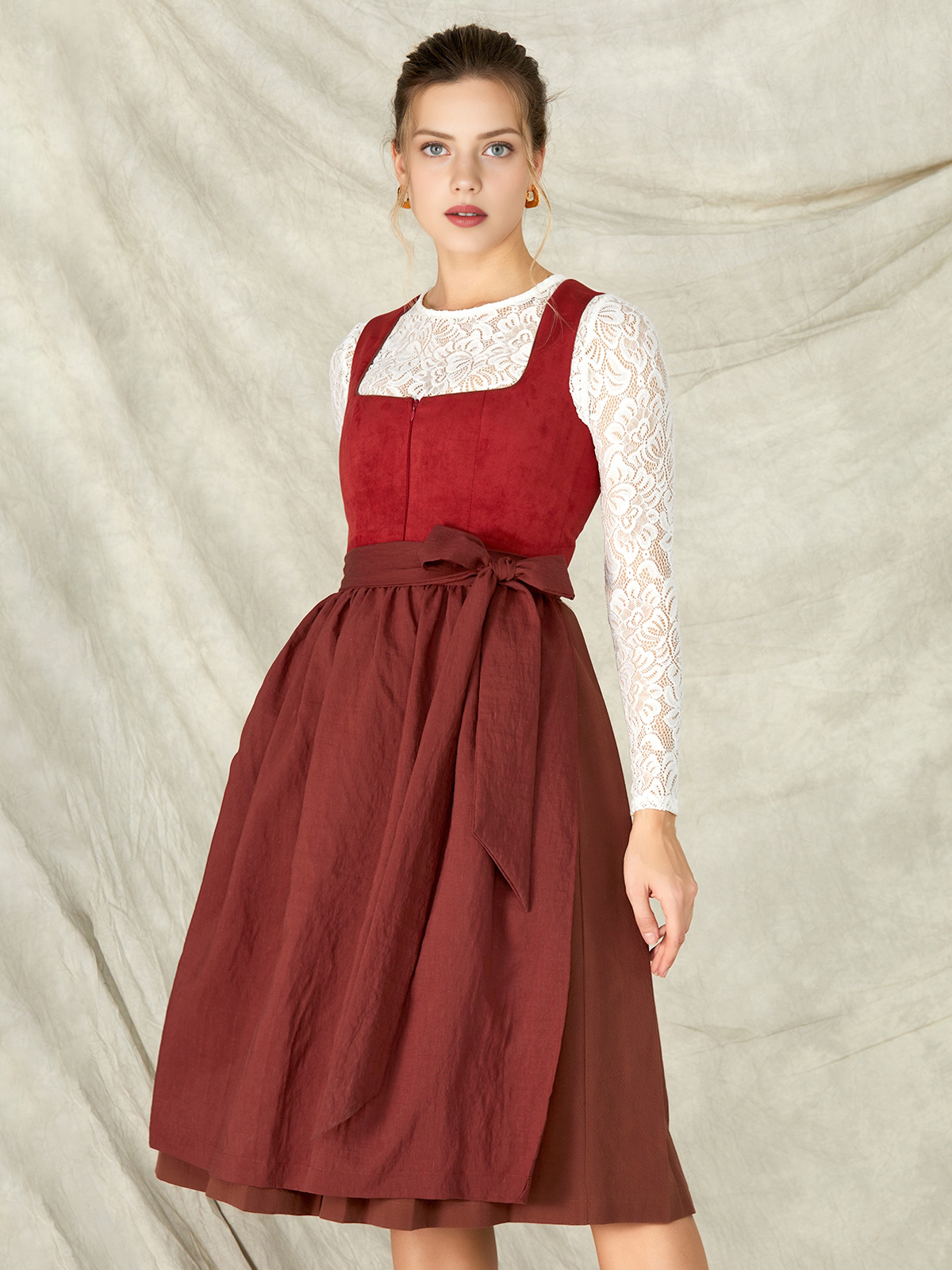 Dirndl Salbeigrün Samt in eleganter Pose