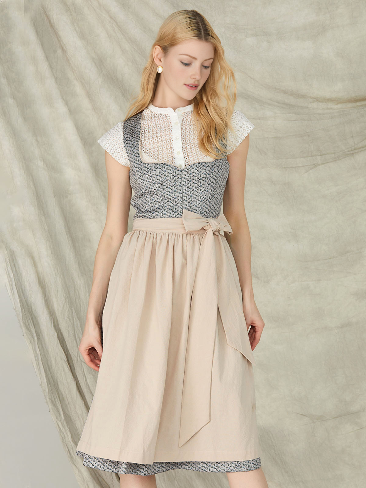Beige Dirndl mit blauer Schürze