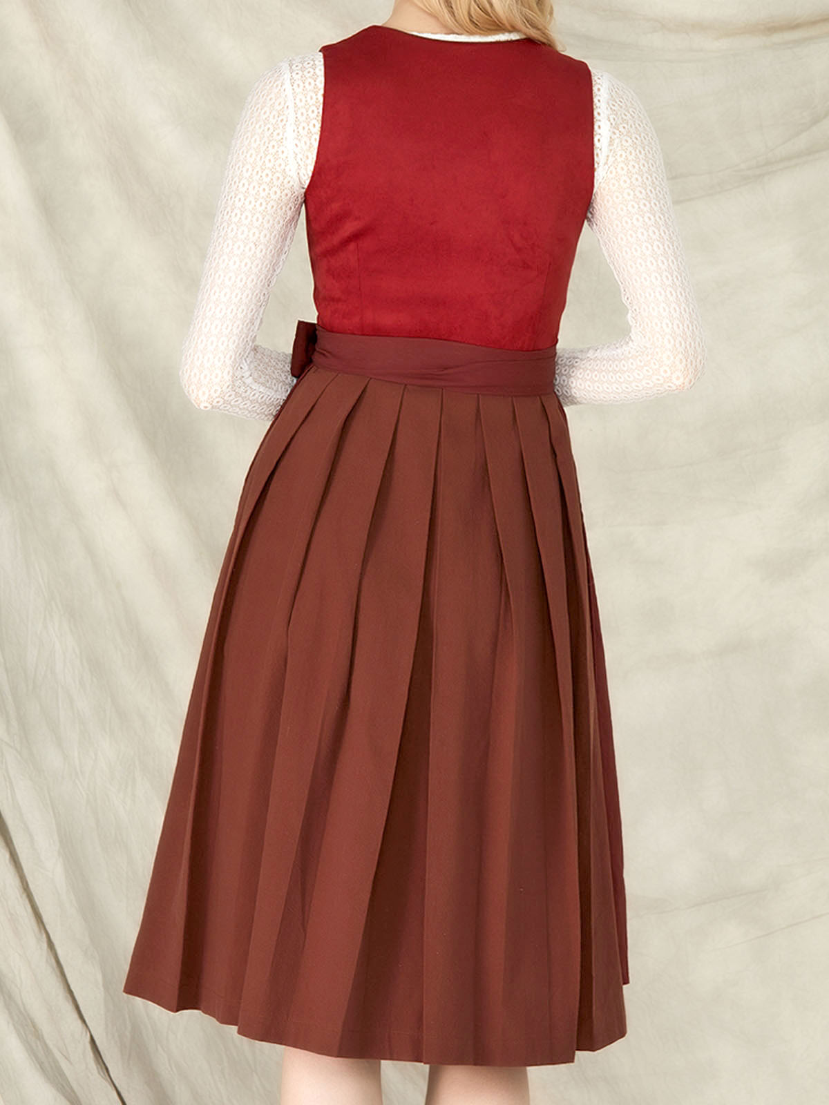 Dirndl in Rot mit raffiniertem Schnitt
