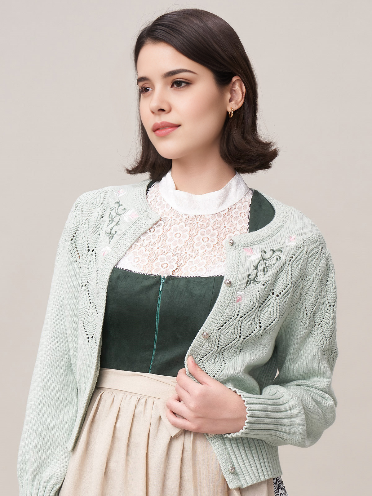 Graue Dirndl – perfekt für festliche Anlässe
