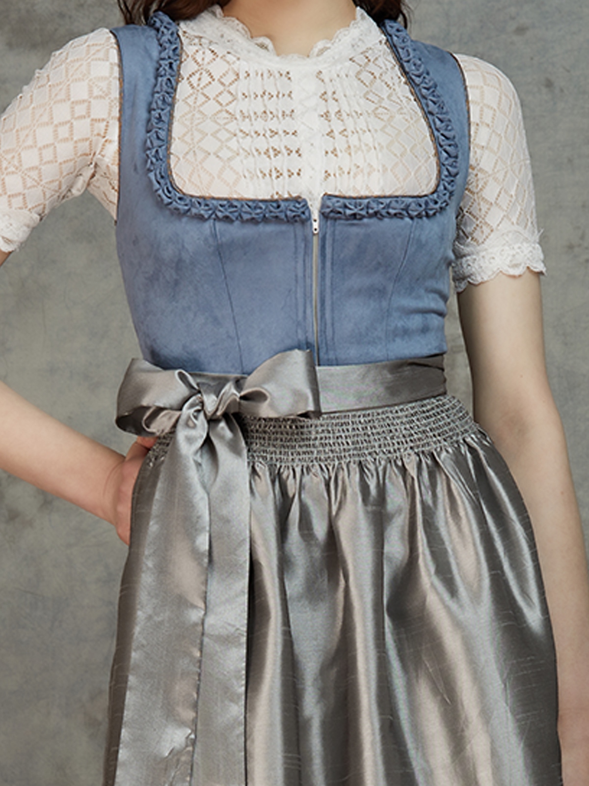 Elegantes rotes Samt-Dirndl mit modernem Schnitt