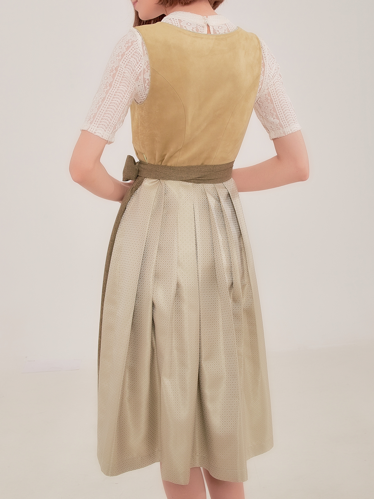 Schwarzer Dirndl mit grünen Akzenten