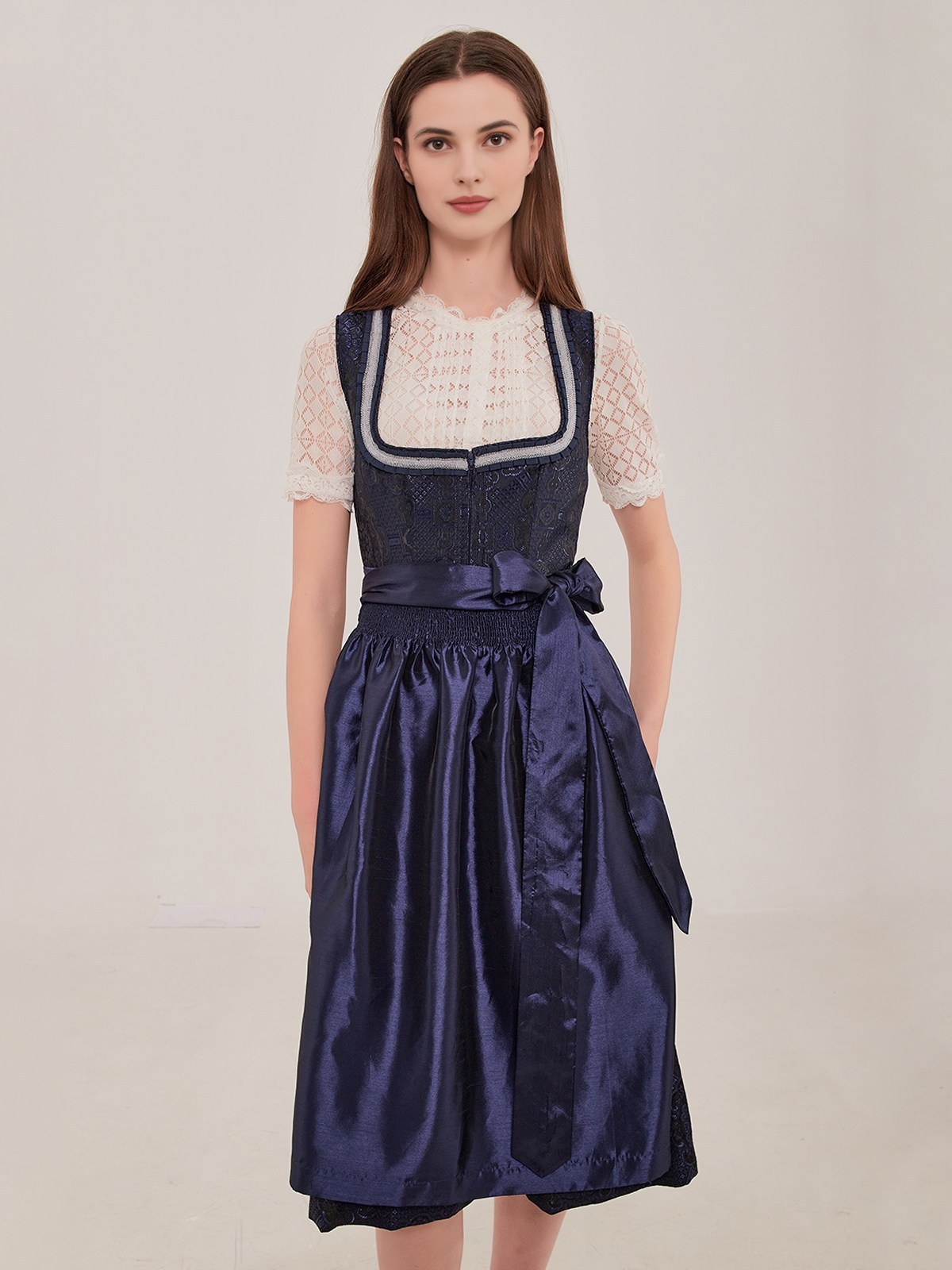 Dirndl Dunkelblau Samt – Eleganz und Tradition vereint