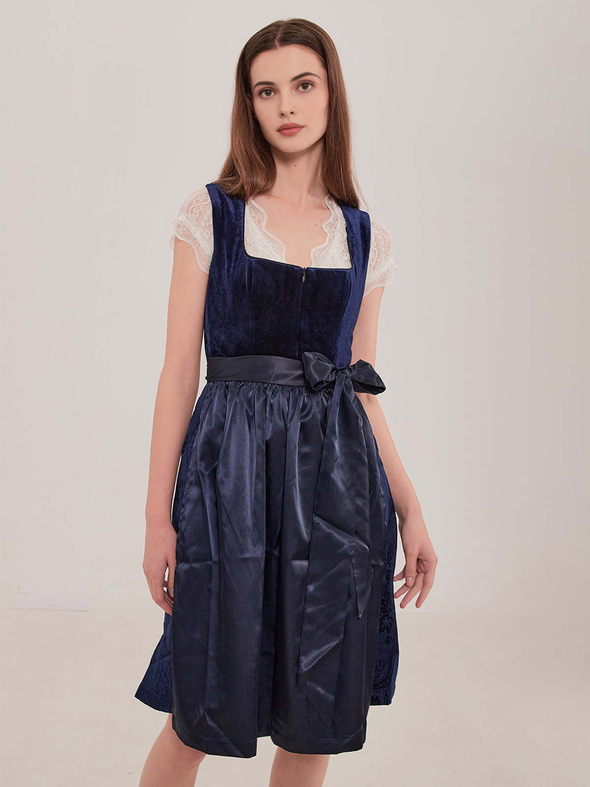Dirndl in lila Samt