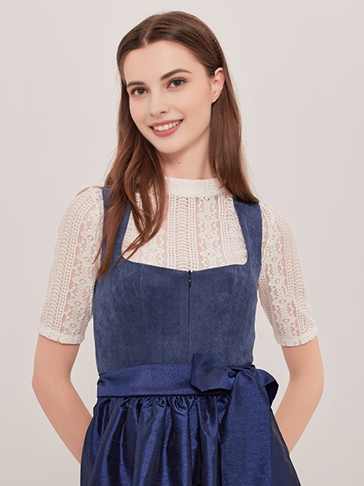 Modernes blaues Ehreer Dirndl