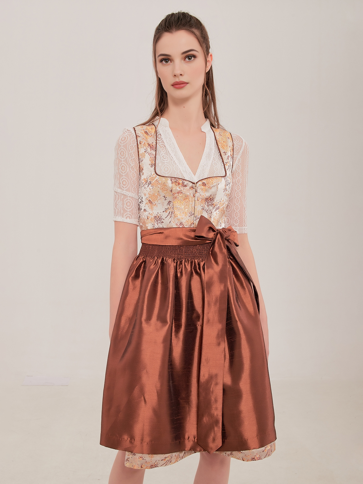 Dirndl in Gelb mit Spitzenbluse