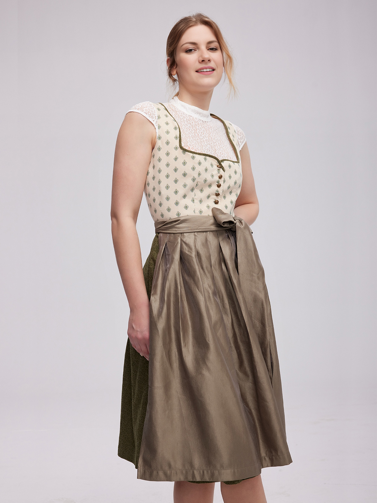 Rosa Dirndl mit traditioneller Schürze