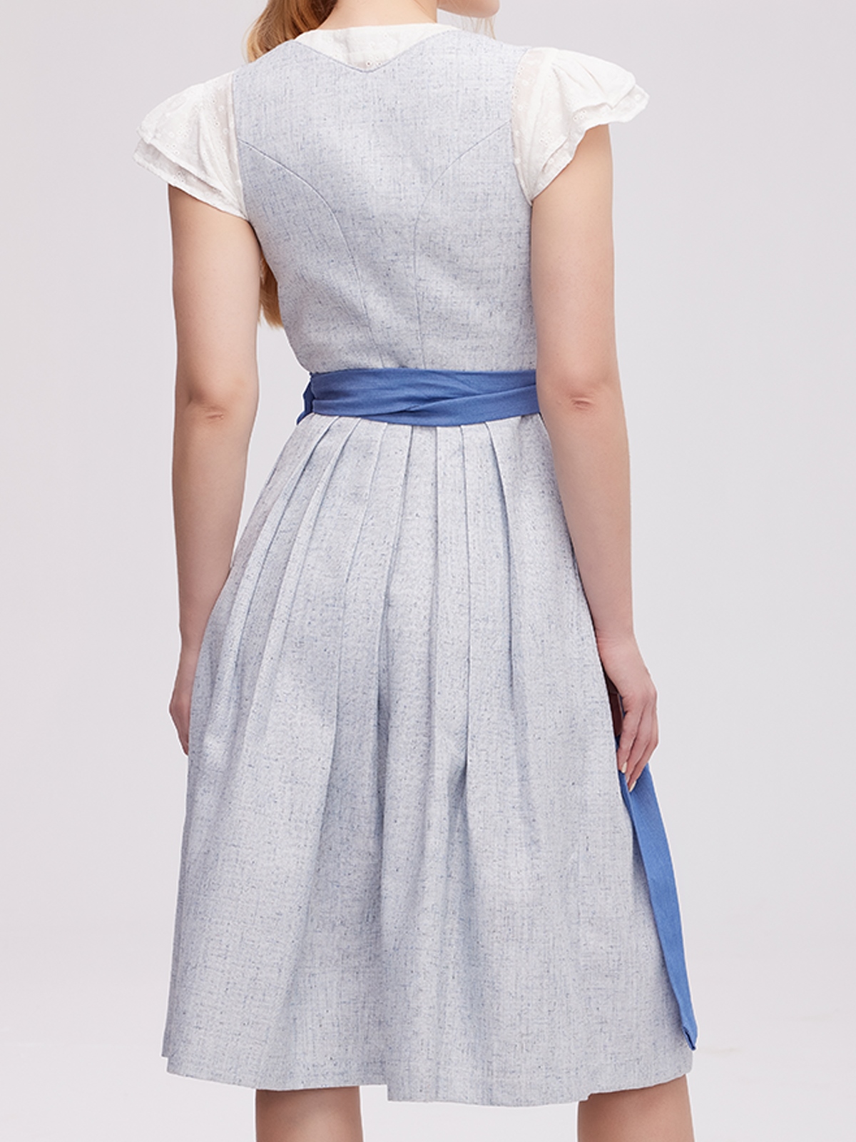 Blaues Samt Dirndl mit traditionellem Schnitt und modernen Details