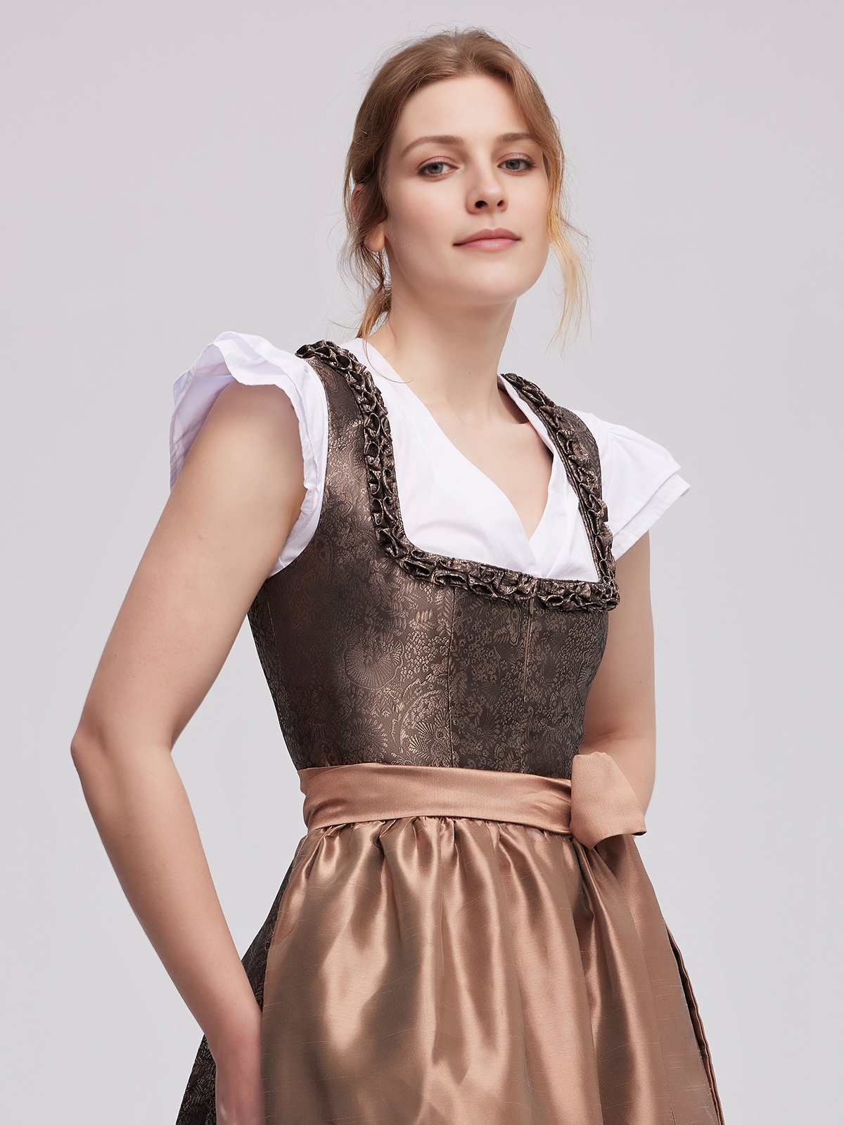 Graues Dirndl mit eleganter Bluse