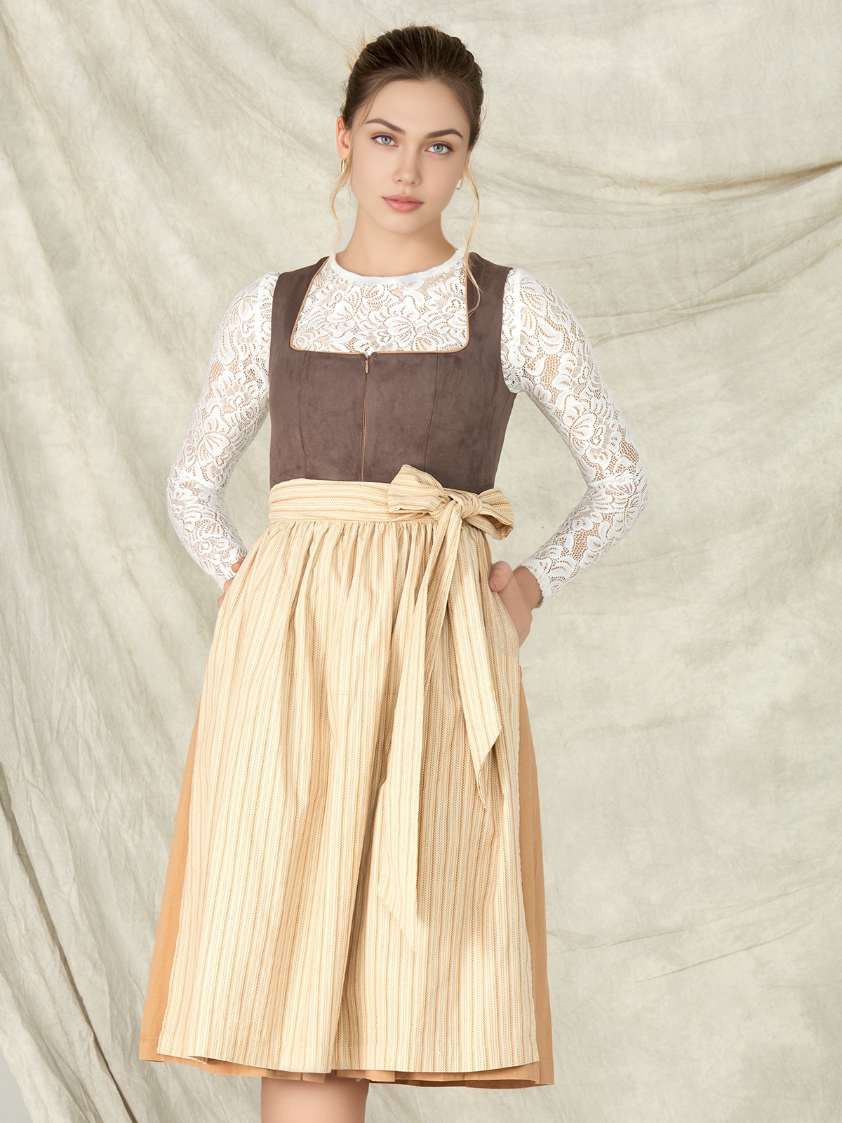 Dirndl in Braun mit eleganten Details
