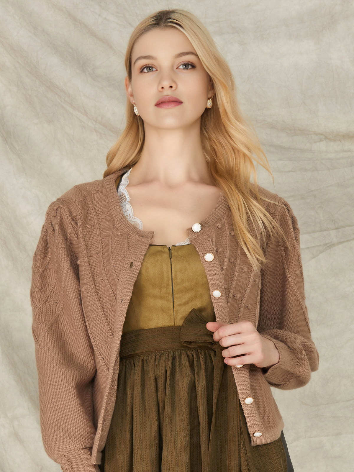 Dirndl Grün Beige mit Strickjacke