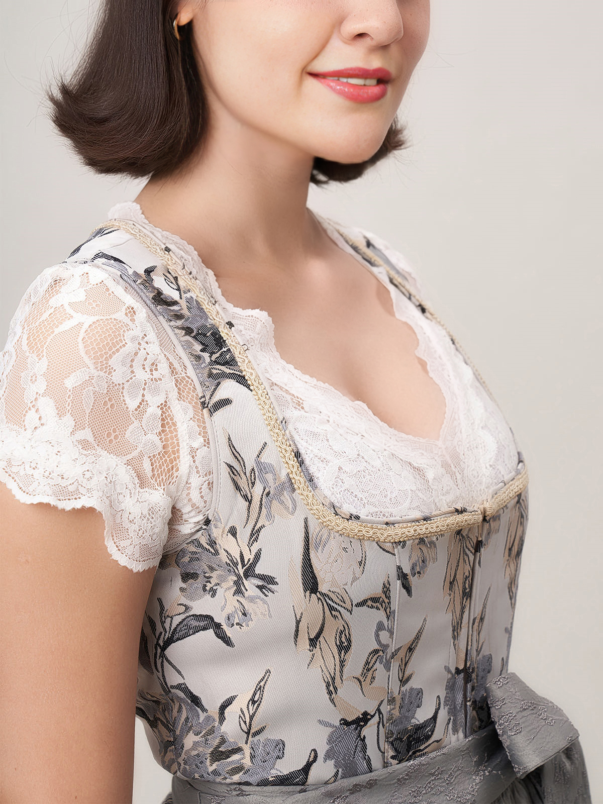 Dirndl in Grau mit gelben Akzenten