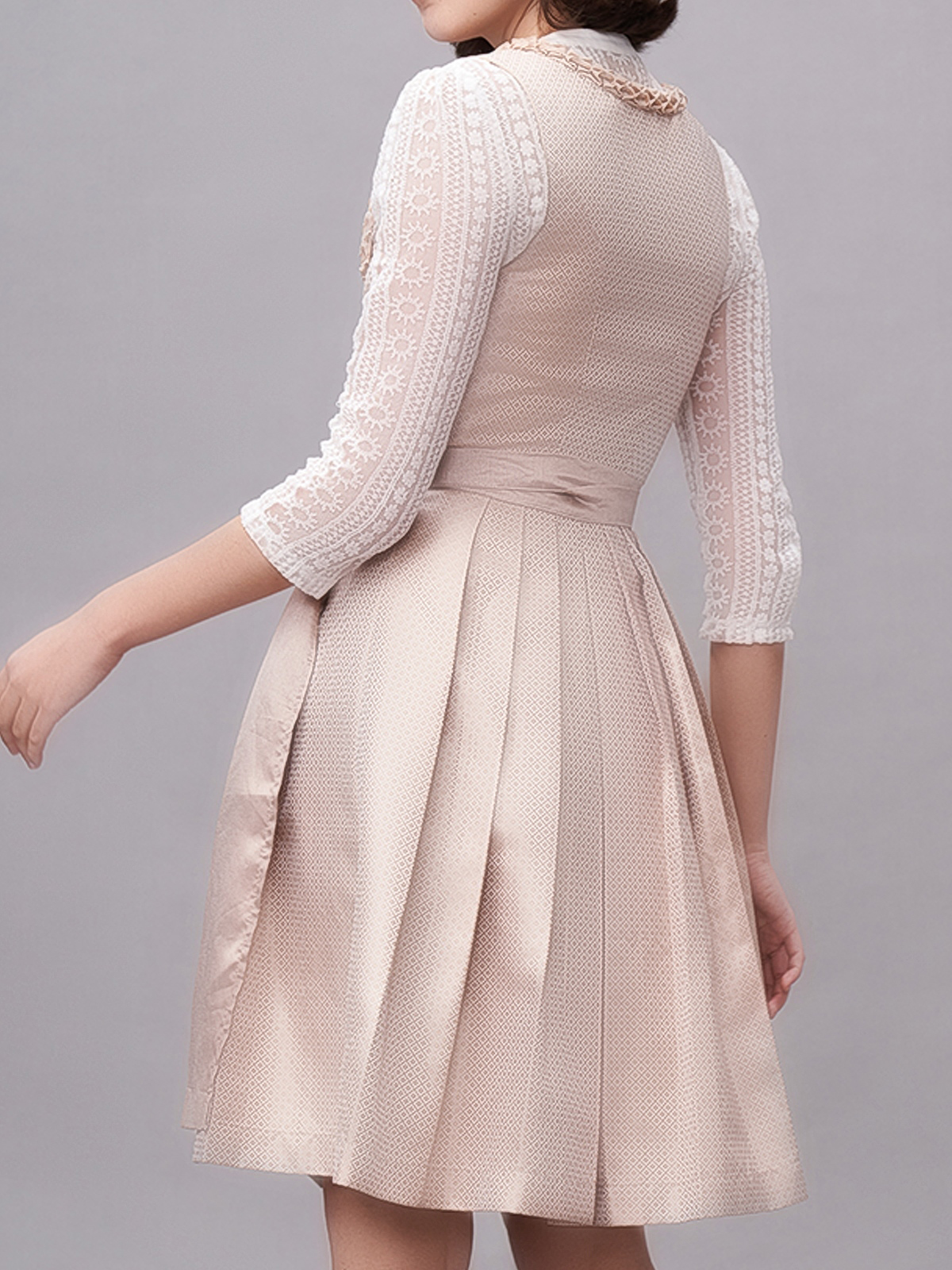 Dirndl in Beige – Eleganz und Tradition vereint