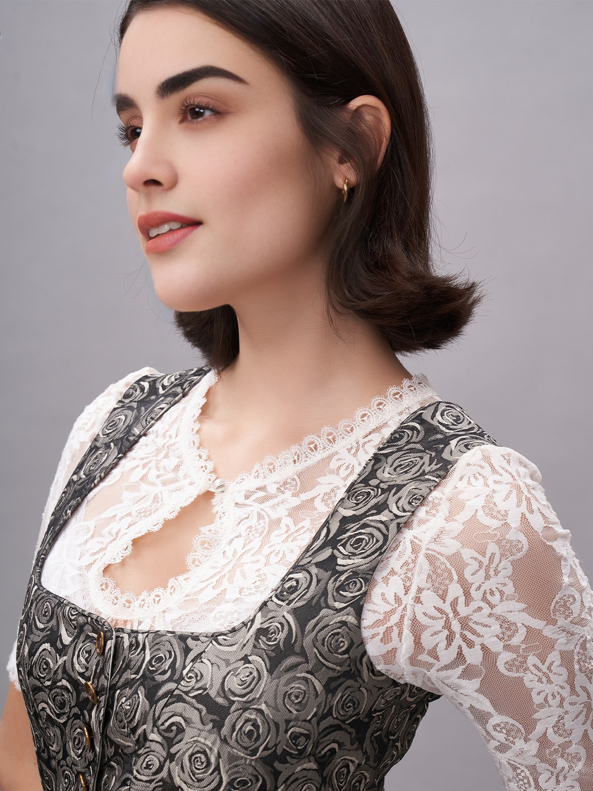 Ein elegantes Dirndl in dunkelblauem Samt