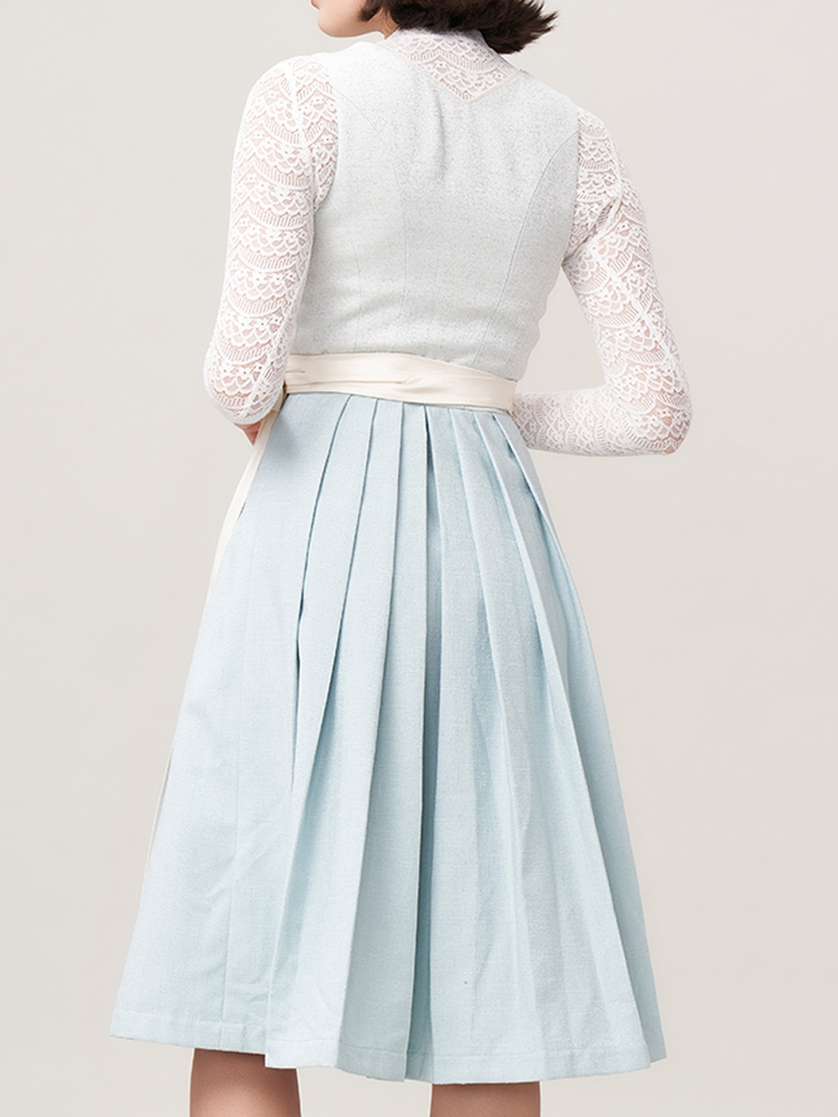Modernes Dirndl in Blau mit floralen Details