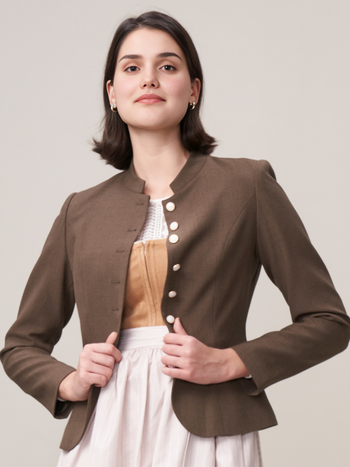 Schwarzes Dirndl mit brauner Jacke