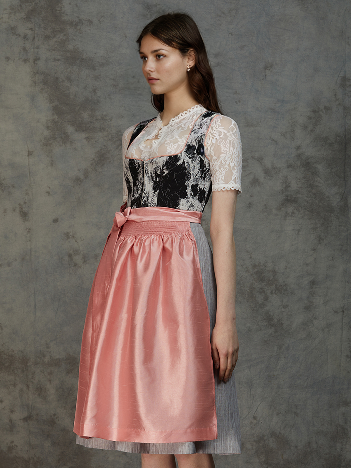 Dirndlbluse langarm weiß in Kombination mit einem schwarzen Dirndl