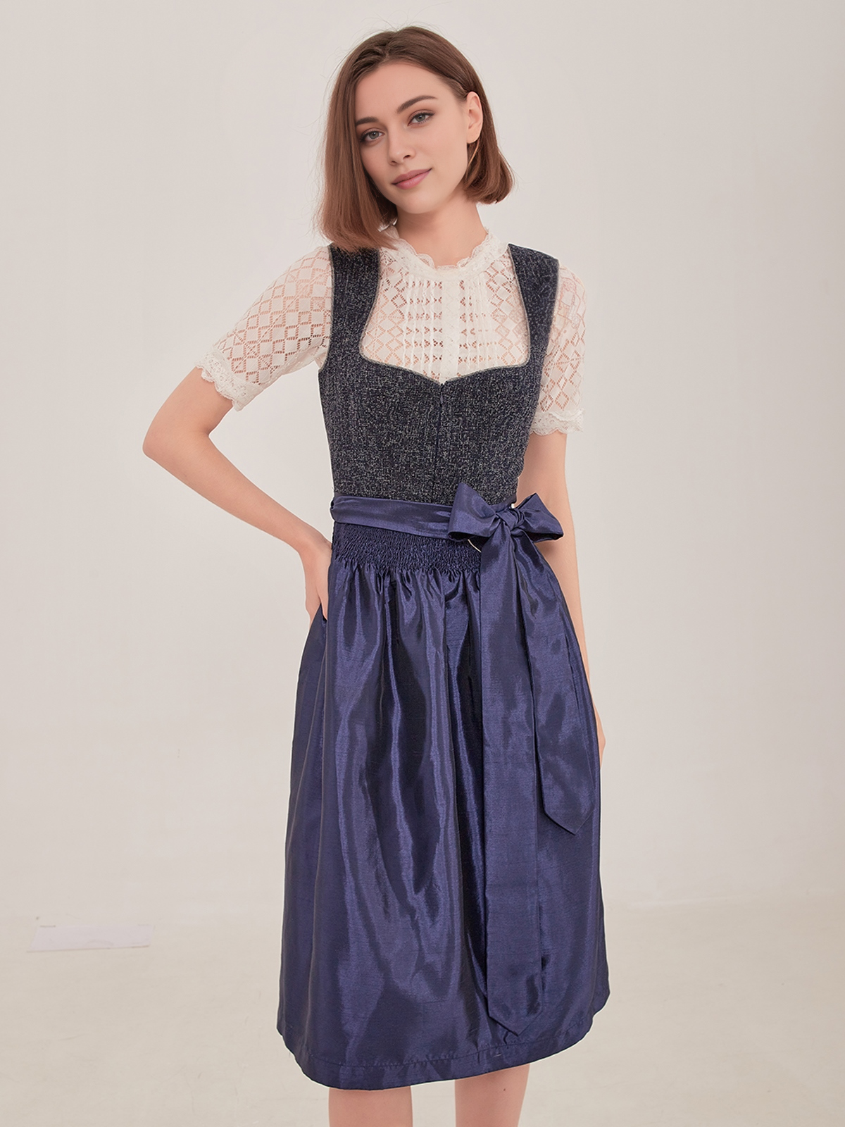 Dunkelgrüne Dirndlbluse in blauem Dirndl