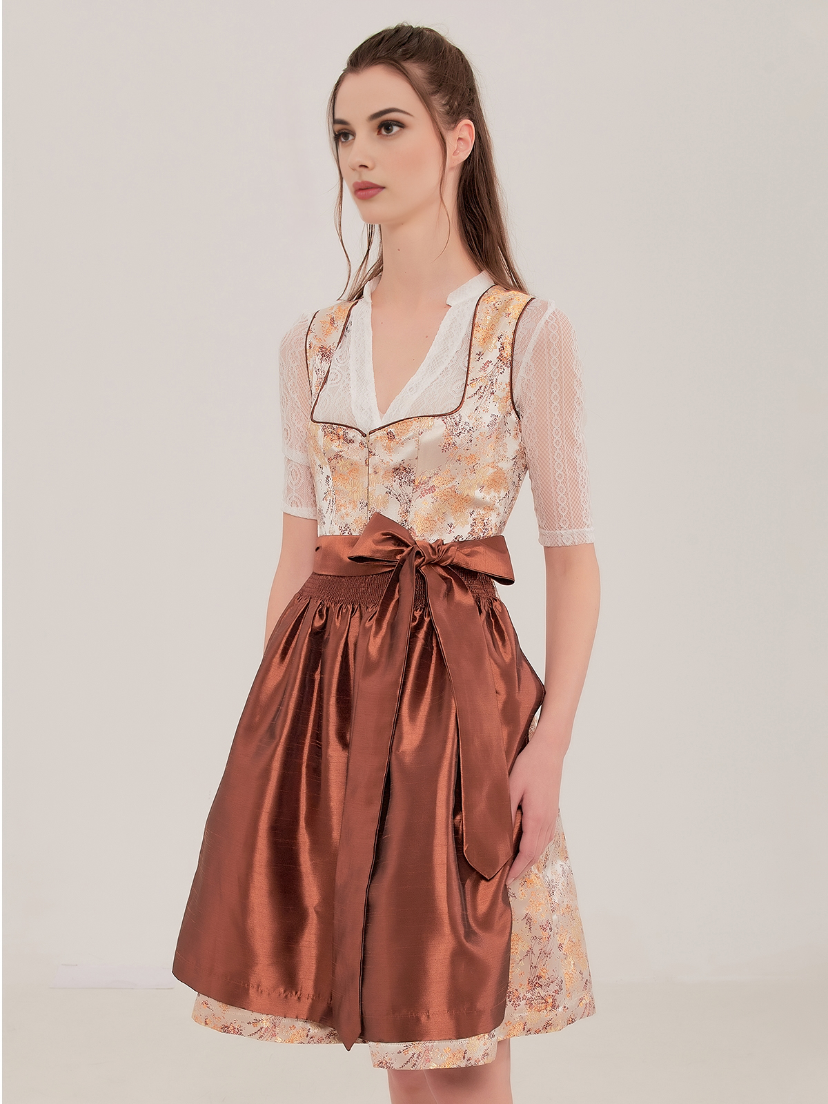 Dirndl in Gelb mit Spitzenbody