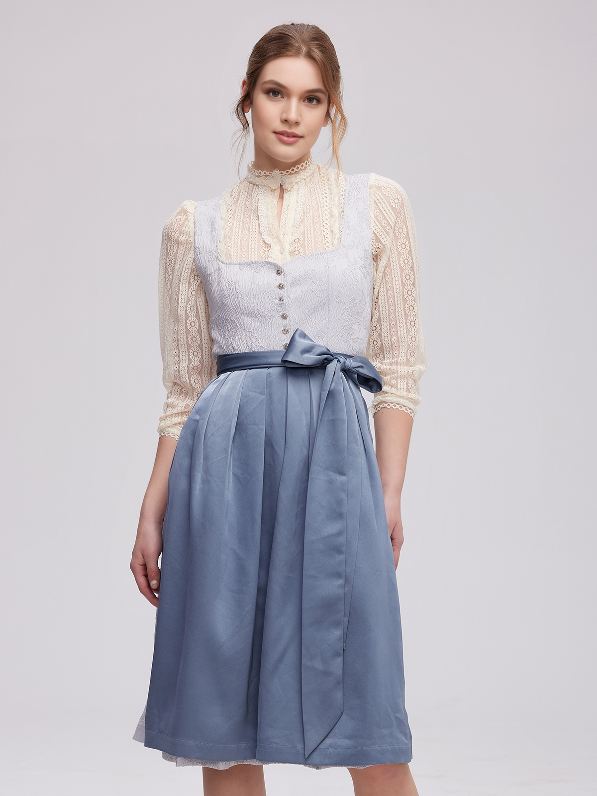 Dirndl in Blau mit schwarzer Strumpfhose