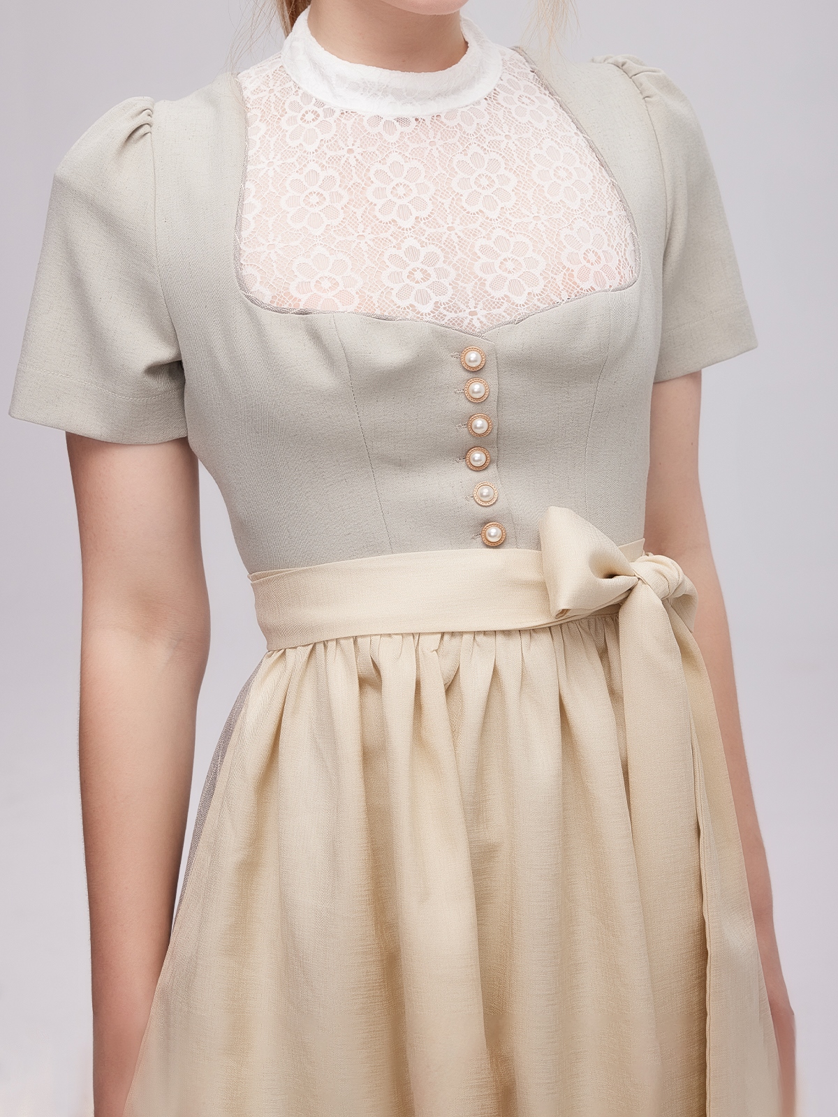 Dirndl mit Strickjacke in Grau